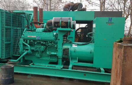 高青发电机组如何判断水冷式机油散热器内部是否需要清洗？